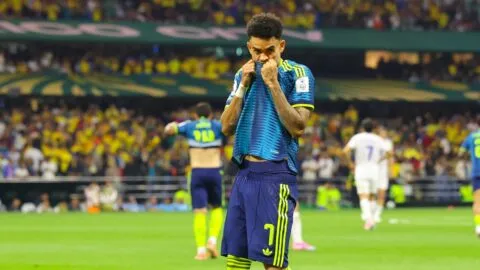 ¡Luis Díaz anota su primer gol en el Mundial! Arquero de Uzbekistán, complice