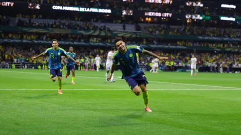 ¡Luis Díaz anota su primer gol en el Mundial! Arquero de Uzbekistán, complice