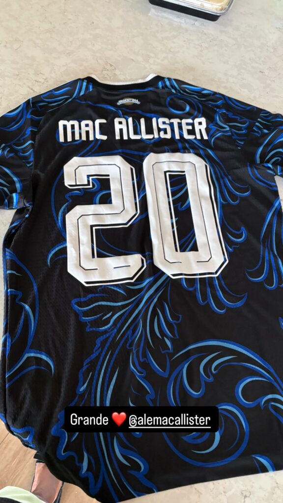El regalo de Alexis Mac Allister a Keyrol Figueroa | @keyrolfigueroa
