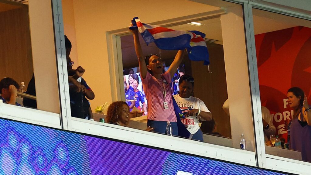 Mamá de Vozinha en el Cabo Verde vs Uruguay