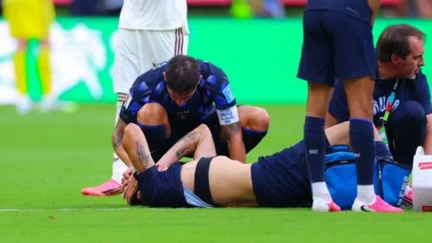 Manuel Ugarte sale en camilla en el Uruguay vs España y enciende las alarmas por posible lesión de rodilla