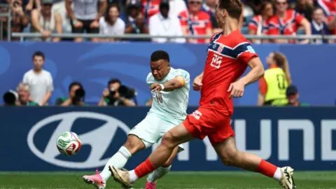 Noruega vs Francia en vivo: ¡Travesaño de Mbappé!