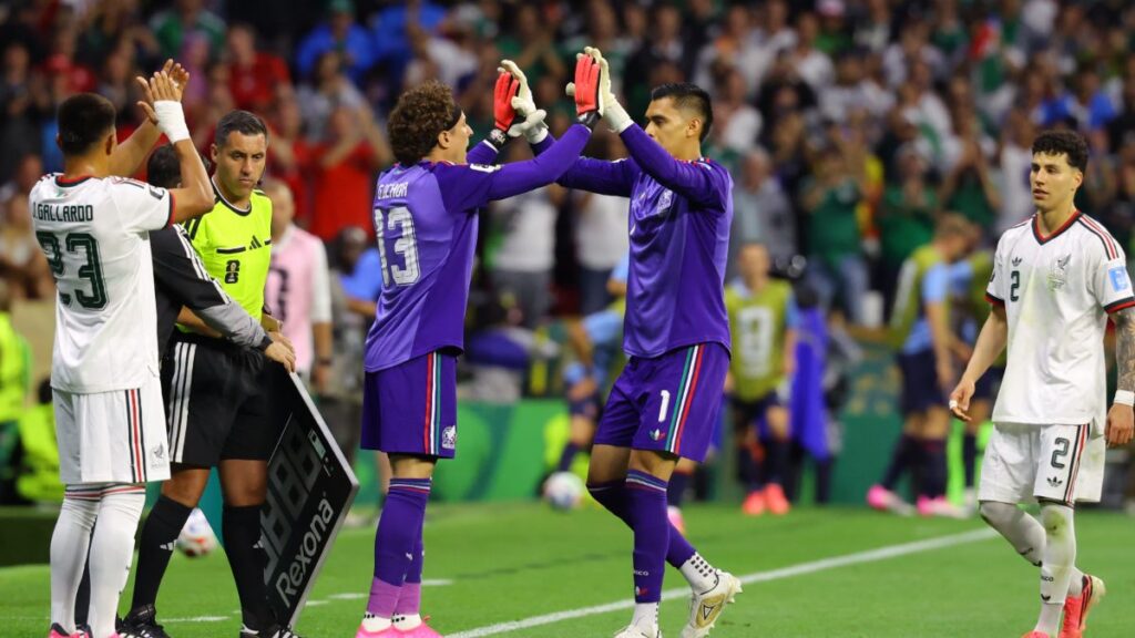 Guillermo Ochoa recibe homenaje y tiene minutos en su sexta Copa del Mundo