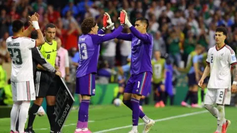 Guillermo Ochoa recibe homenaje y tiene minutos en su sexta Copa del Mundo