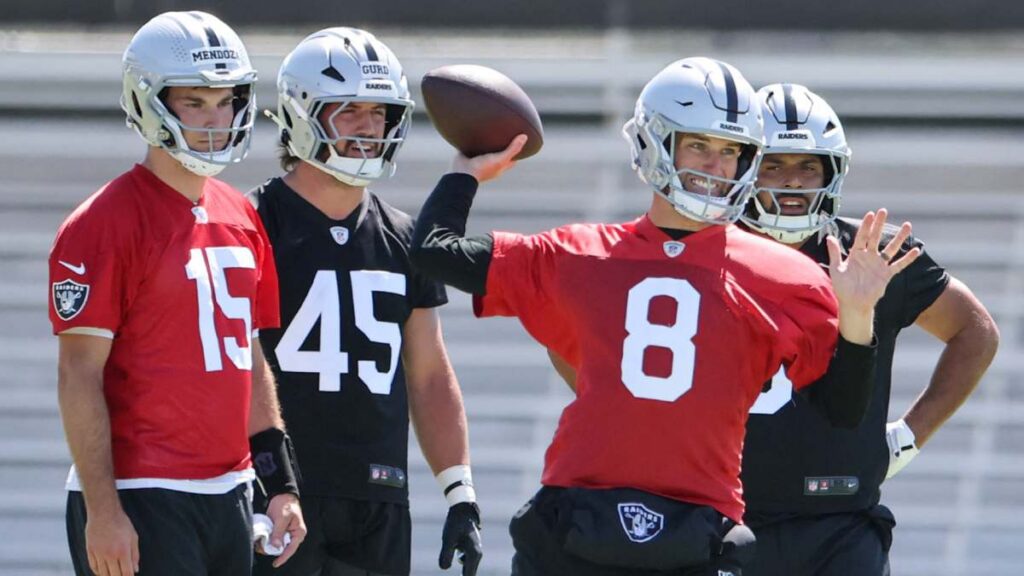 Fernando Mendoza y Kirk Cousins con los Raiders