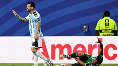 ¡Messi debió ser expulsado! Fuerte polémica arbitral tras el Argentina vs Argelia en el Mundial 2026