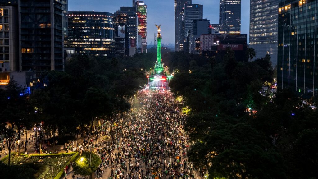 Mexicanos Celebrando En El Ángel