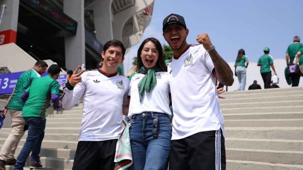 Los atletas mexicanos apoyando al Tricolor