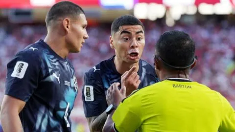 ¡Histórico! Miguel Almirón es expulsado por cubrirse la boca en el duelo entre Turquía y Paraguay