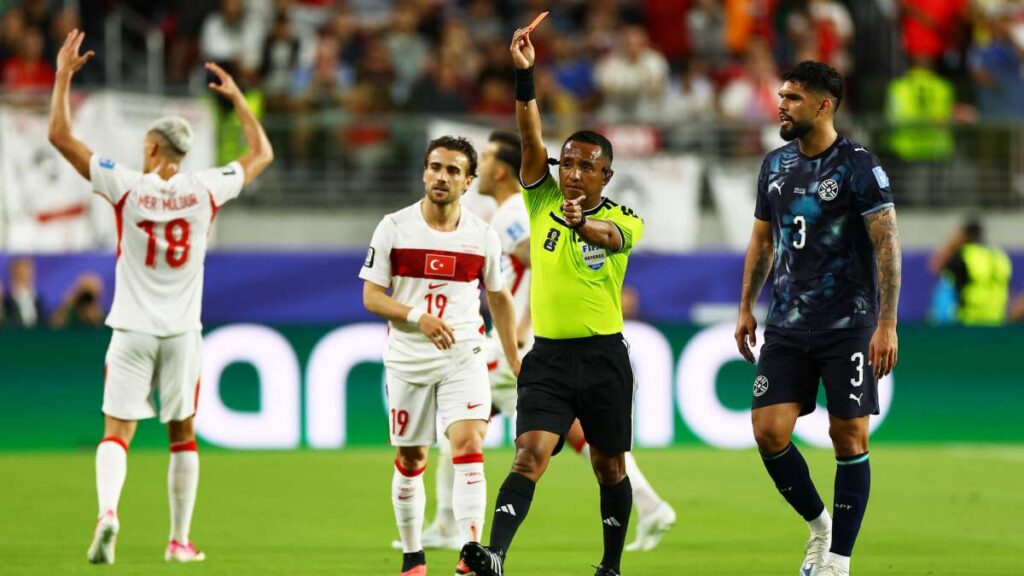 ¡Histórico! Miguel Almirón es expulsado por cubrirse la boca en el duelo entre Turquía y Paraguay