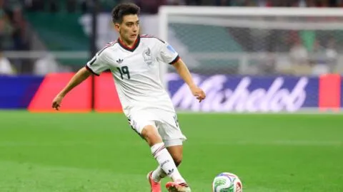 Gilberto Mora sigue haciendo historia: el más joven en ser titular con México en un Mundial
