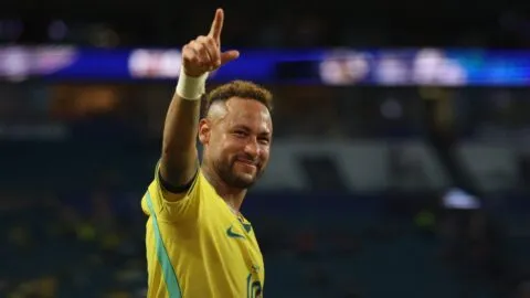 Neymar rompe en llanto tras volver a vestir la camiseta de Brasil después de 981 días