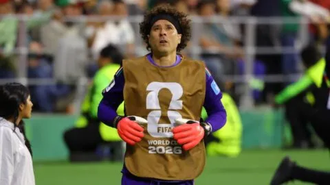Guillermo Ochoa recibe homenaje y tiene minutos en su sexta Copa del Mundo