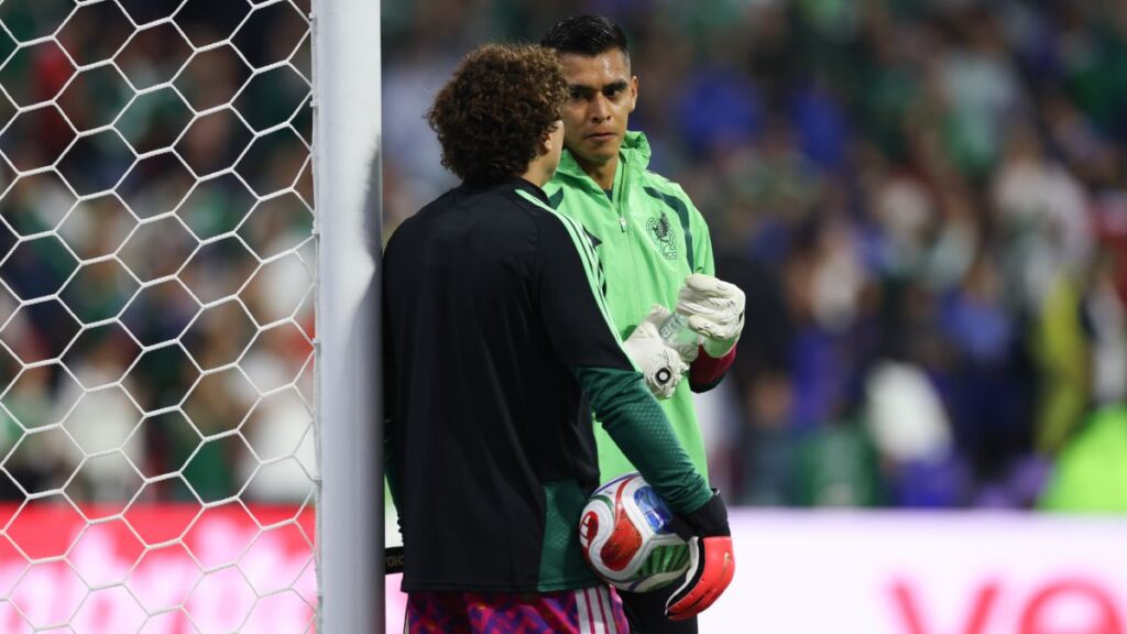 Ochoa arropa a Tala Rangel antes del México vs Ecuador