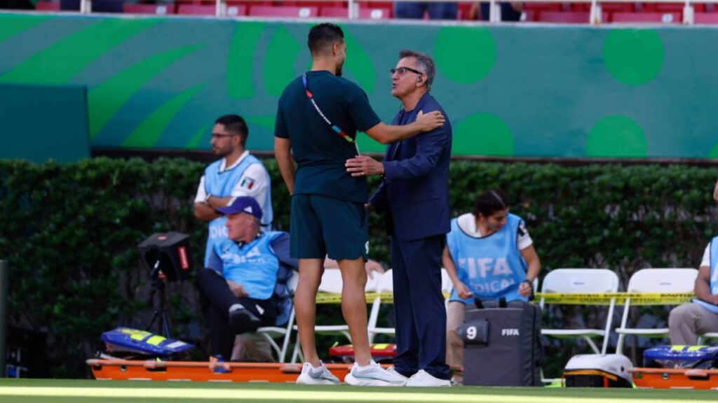Juan Carlos Osorio junto a Raúl Jiménez