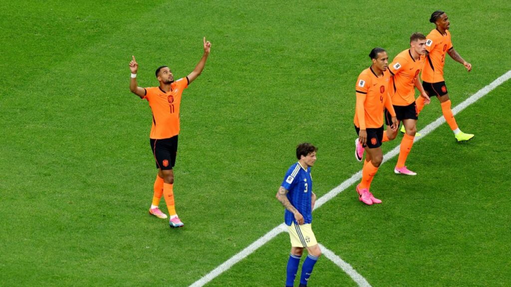 Un par de dobletes de los jugadores del Sunderland y del Liverpool encaminan a Países Bajos a su primer triunfo del Mundial