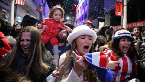 ¡Paraguay no duerme! Asunción estalla de alegría tras eliminar a Alemania en el Mundial 2026