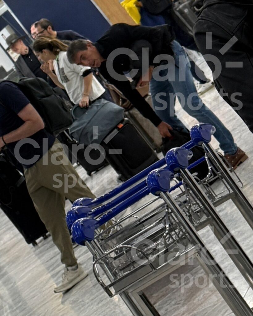 Guillermo Almada, en el aeropuerto de la CDMX