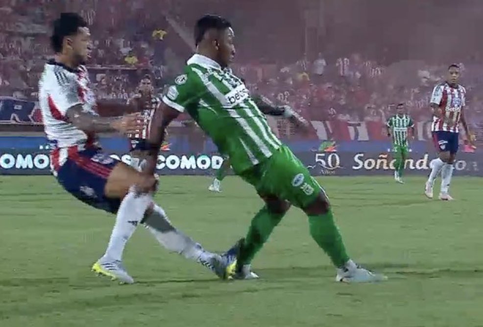 Polémica jugada de Daniel Rivera a Alfredo Morelos en la final ida de Liga BetPlay