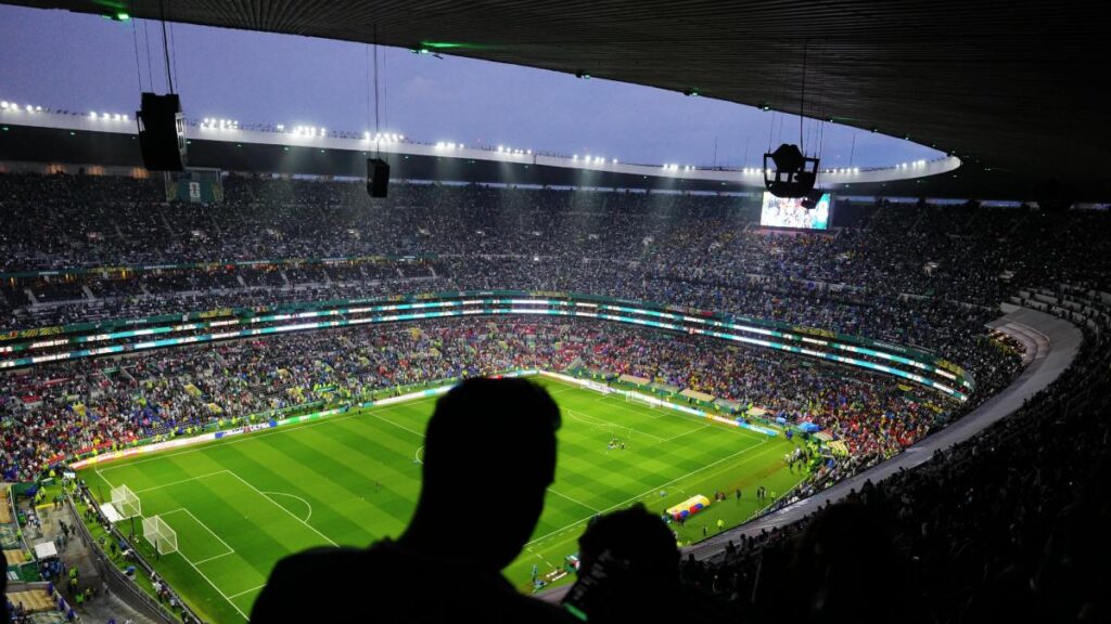 Polémica en el Azteca: fans repiten grito homofóbico sin sanción.