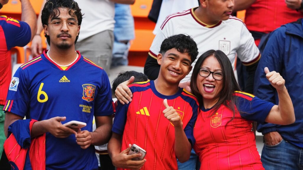 Puebla se pinta de rojo y va con España