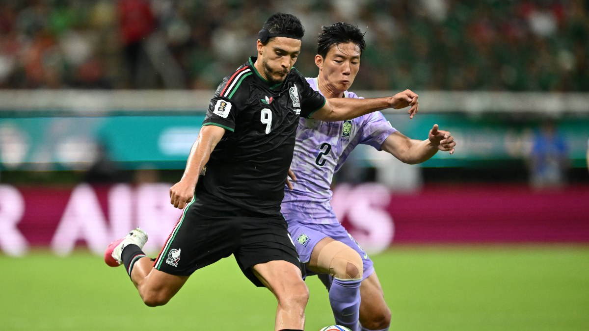Raúl Jiménez: del abismo futbolístico a ser el ‘9’ titular de México en