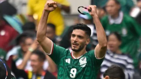 Jersey del primer gol de Raúl Jiménez en Copa del Mundo es subastado en internet en cifra récord