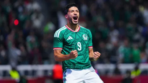 Raúl Jiménez resta importancia al once inicial: “Quien juegue va a dar todo por México”