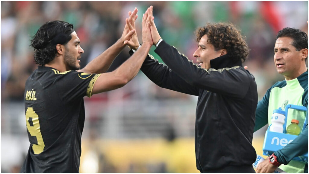 Raul Jimenez y Memo Ochoa. Imago 7