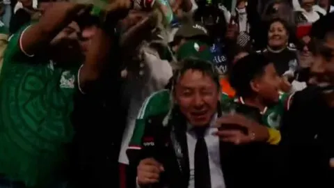 ¡Lo 'bautizan'! Aficionados mexicanos bañan en cerveza a reportero de Claro Sports durante la celebración