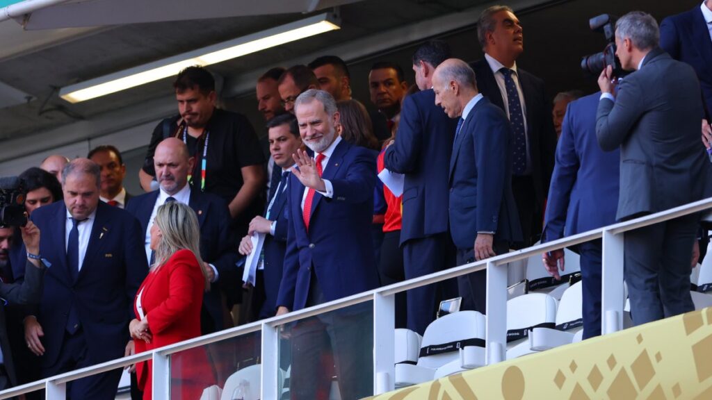 El Rey de España saludó a la afición presente