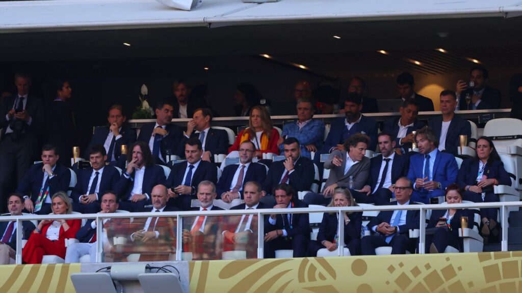 El Rey Felipe VI en el palco del Estadio Guadalajara 