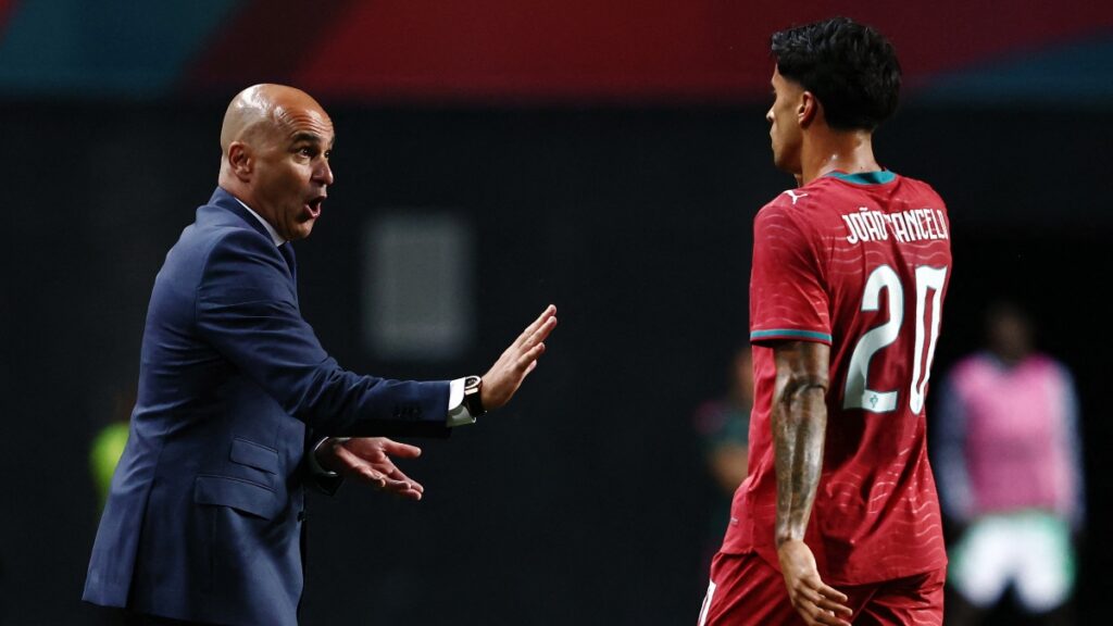 Roberto Martínez dando indicaciones a Joao Cancelo
