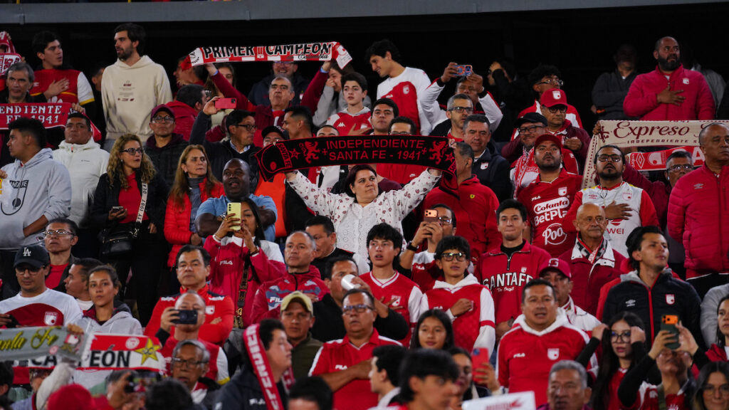 Hinchas de Santa Fe. - Vizzor Image.