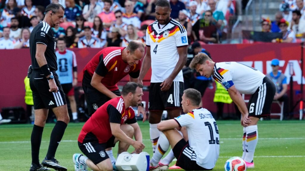 Nico Schlottebeck tras sentir dolor en el tobillo