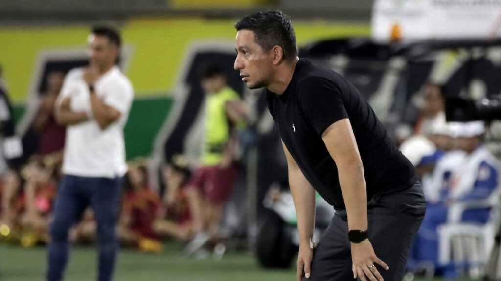 Sebastián Oliveros dirigiendo