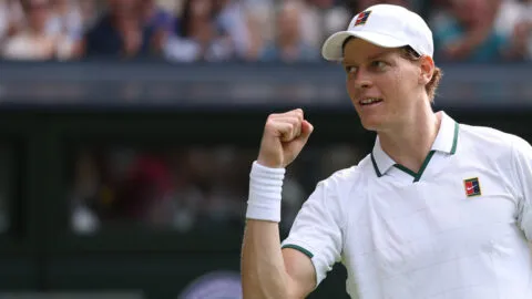 Jannik Sinner sobrevive al debut en Wimbledon: remonta en cinco sets tras una escalofriante caída