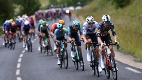 Isaac del Toro en el Tour Auvergne Rhone-Alpes 2026 en vivo: ¡Ha ganado Quinn Simons en la recta!