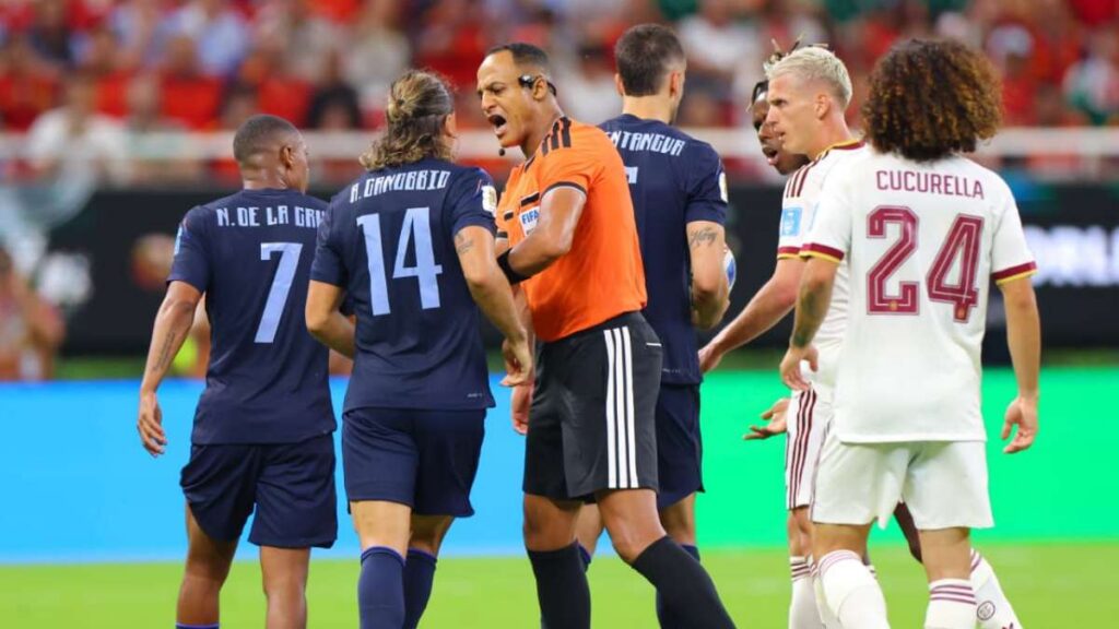 Agustín Canobbio y la expulsión que terminó de finiquitar la eliminación de Uruguay