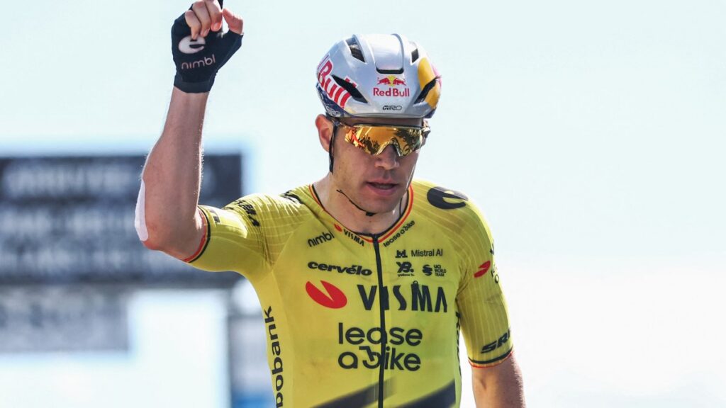 Van Aert gana la etapa.