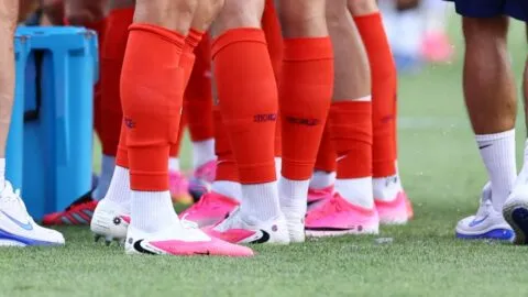 ¿Por qué hay tantos jugadores usando botines rosas en el Mundial?