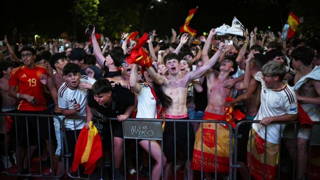 ¡La otra fiesta! La afición festeja la consecución de la segunda estrella de España en la Copa del Mundo