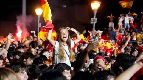 ¡La otra fiesta! La afición festeja la consecución de la segunda estrella de España en la Copa del Mundo