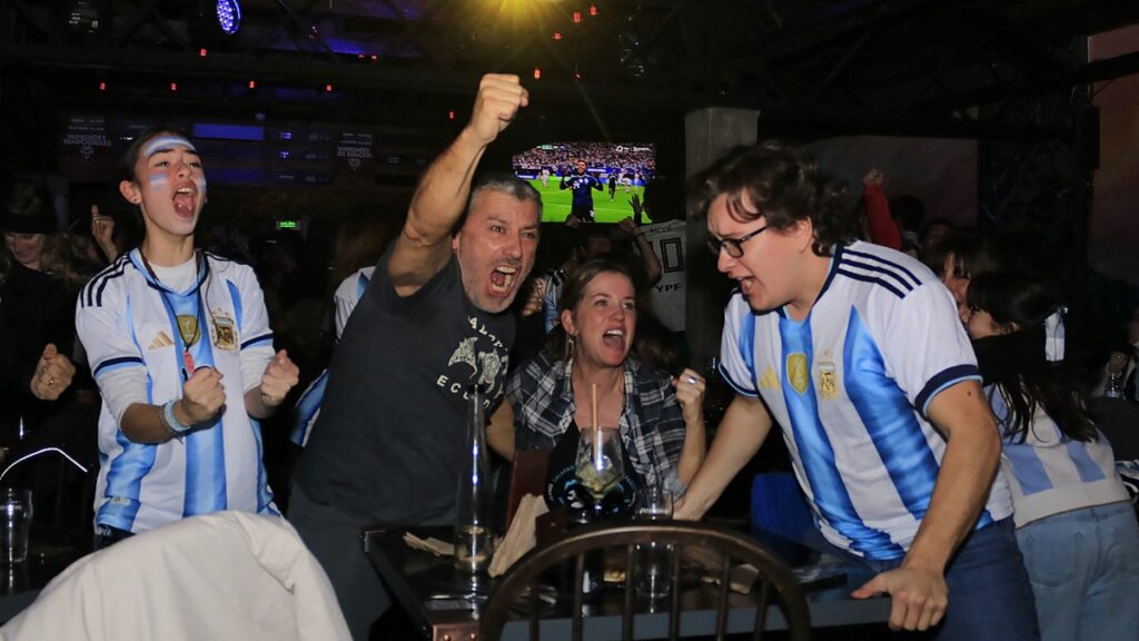 Aficionados Argentinos Sufren Y Celebran