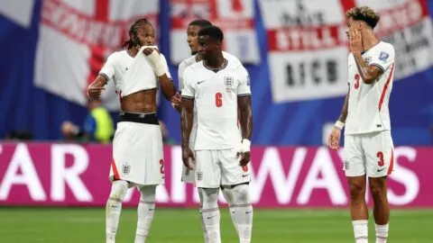 ¡Miedo al Tri! Aficionados ingleses temen a México previo al duelo de octavos en el Azteca