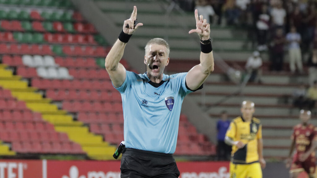 Árbitro Ánderson Daronco, en un partido de Copa Libertadores. - Vizzor Image.
