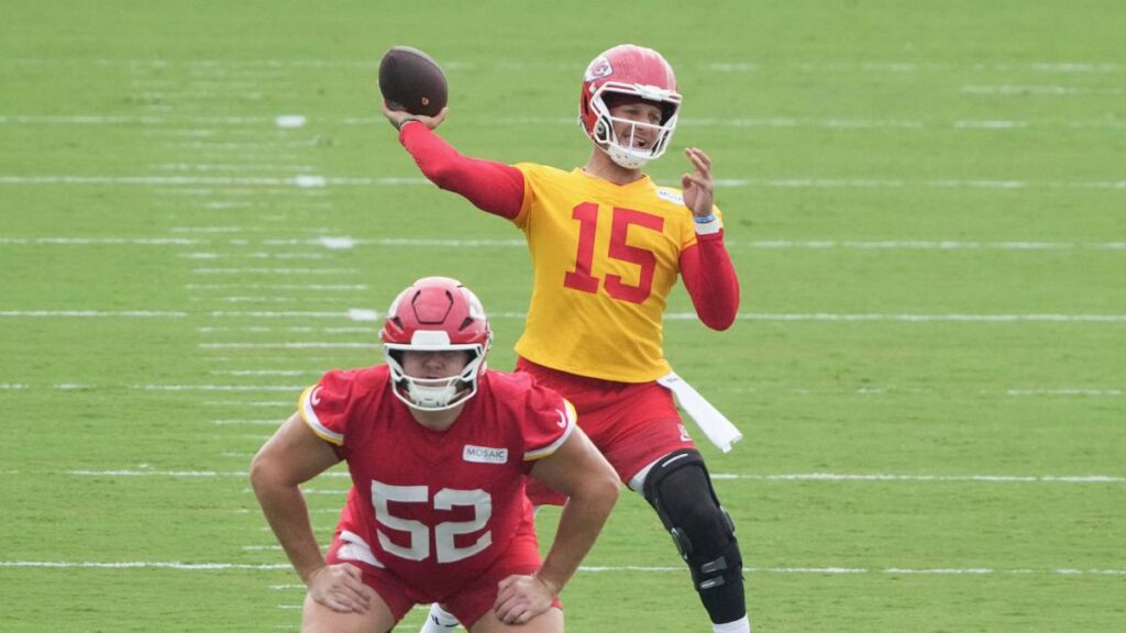 Andy Reid se ilusiona con Mahomes tras verlo fuerte en su primer entrenamiento