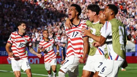 ¡Anfitriones dentro! Estados Unidos gana ante Bosnia y Herzegovina su primer partido de eliminación en 24 años