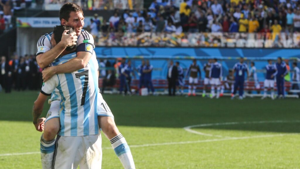 Leo Messi con Ángel Di María en la Arena Corinthians