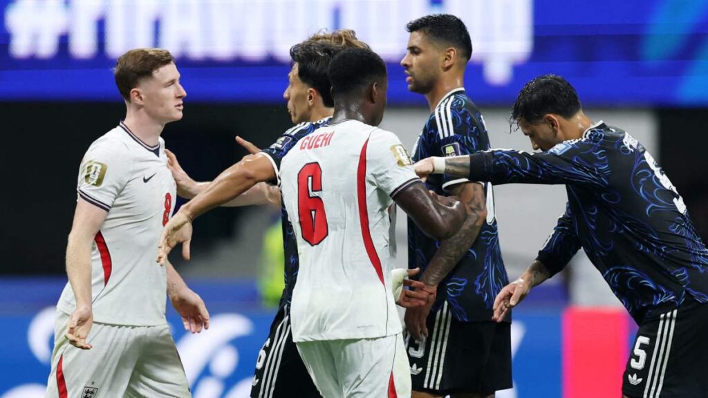 Inglaterra vs Argentina arranca con 19 faltas y tensión